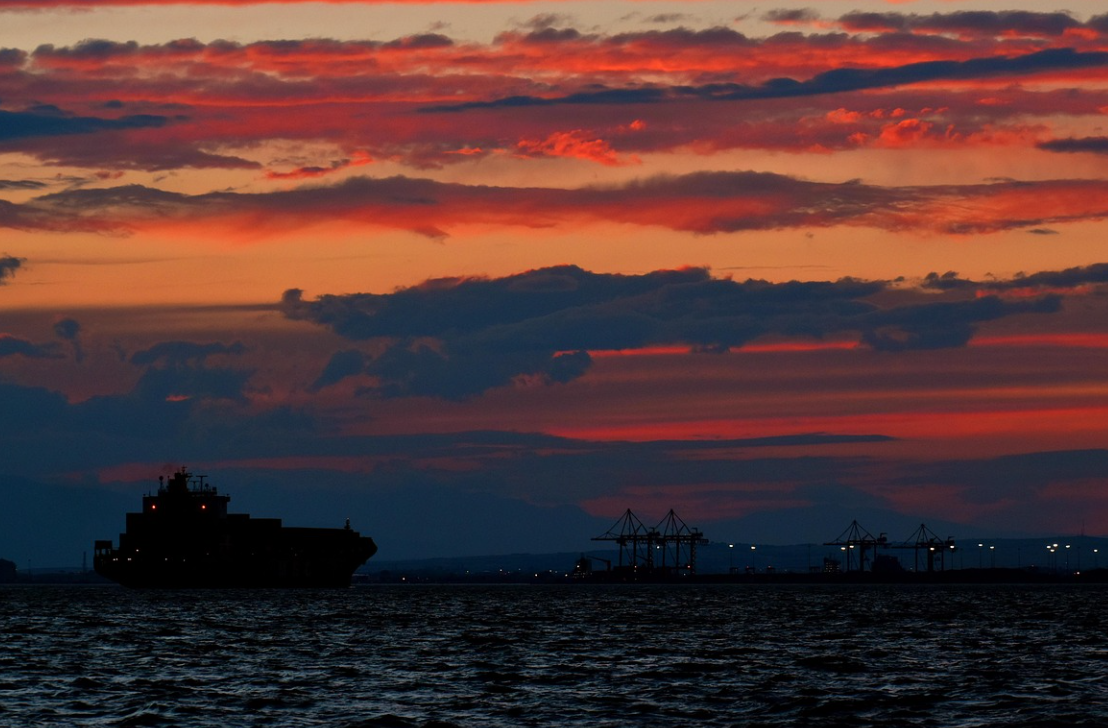 出口怕冻卡？2种合规收款方式，省钱还能彻底规避风险！